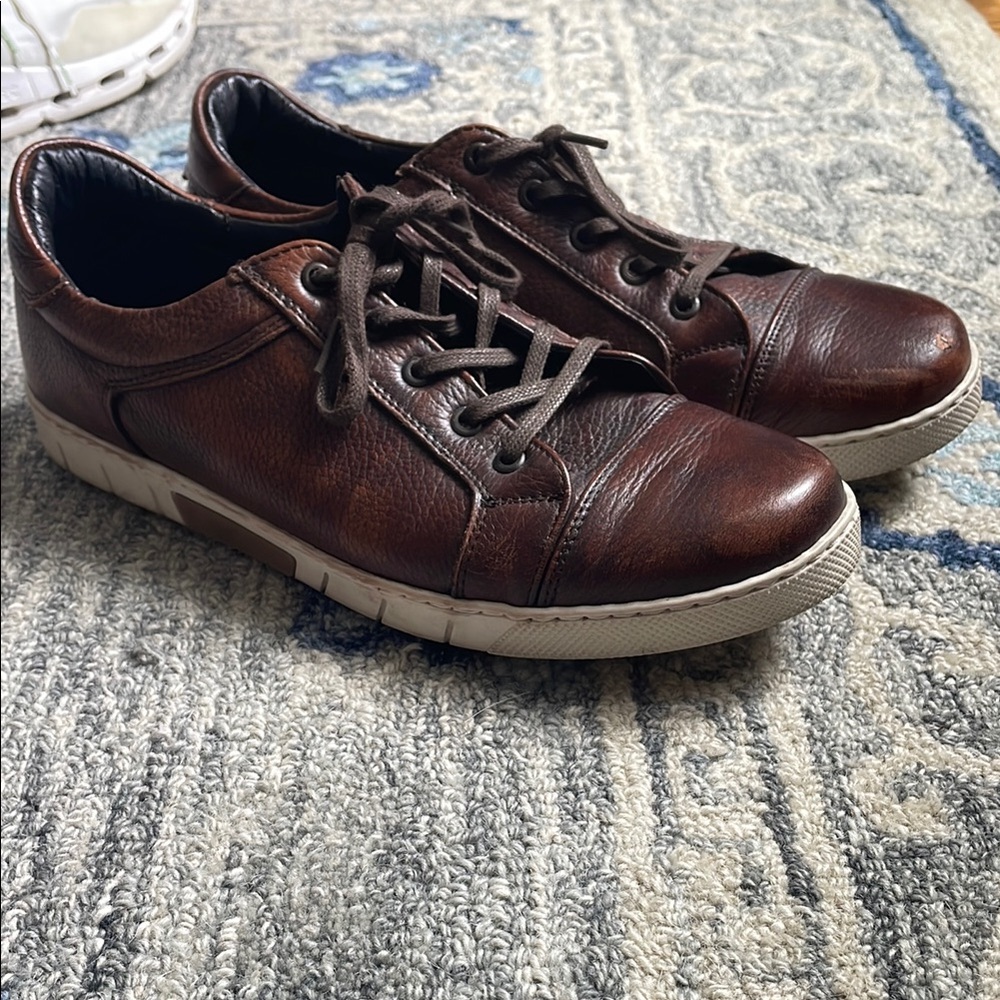 Brown Leather Low-Top Sneakers with Lace-Up Design
